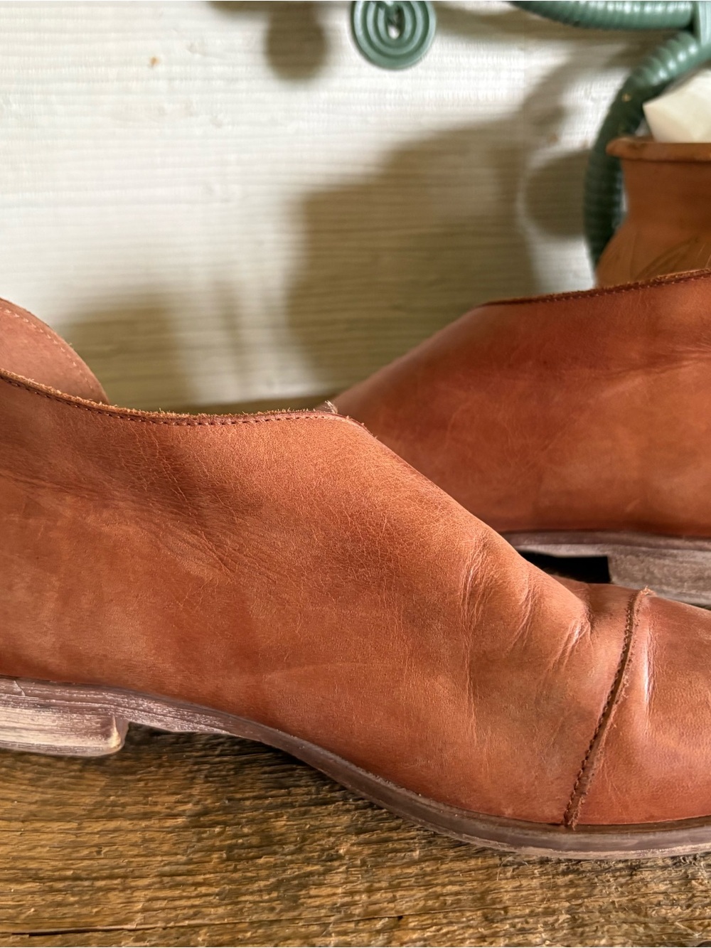 SALE 💥 Free People Tan Leather Slip-On Flats